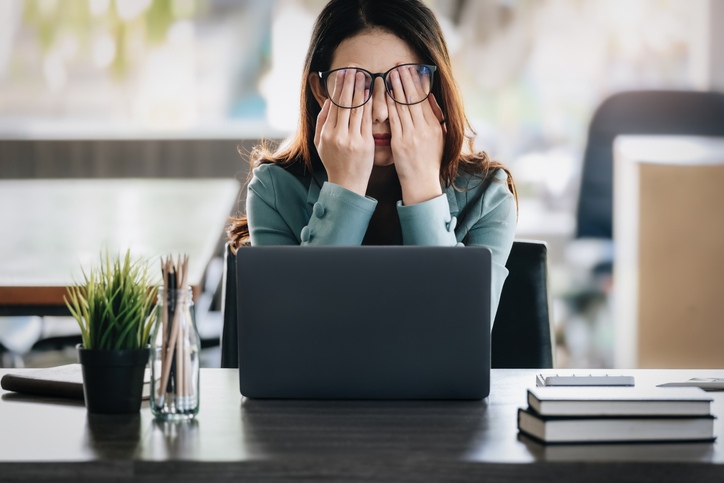 femme fatiguée épuisement mental fatigue persistante manque énergie